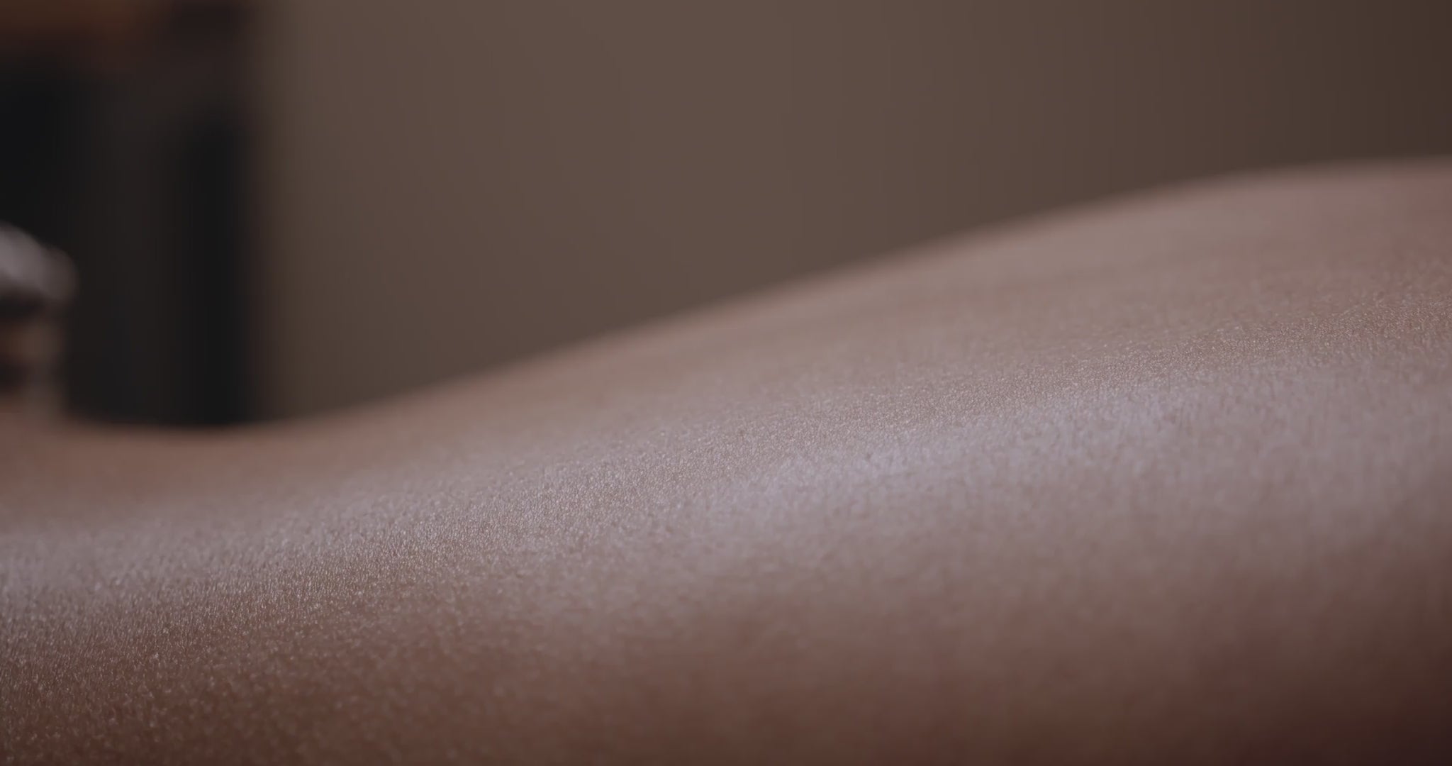 Crema corpo tonificante e rassodante applicata con un massaggio per una pelle compatta e levigata