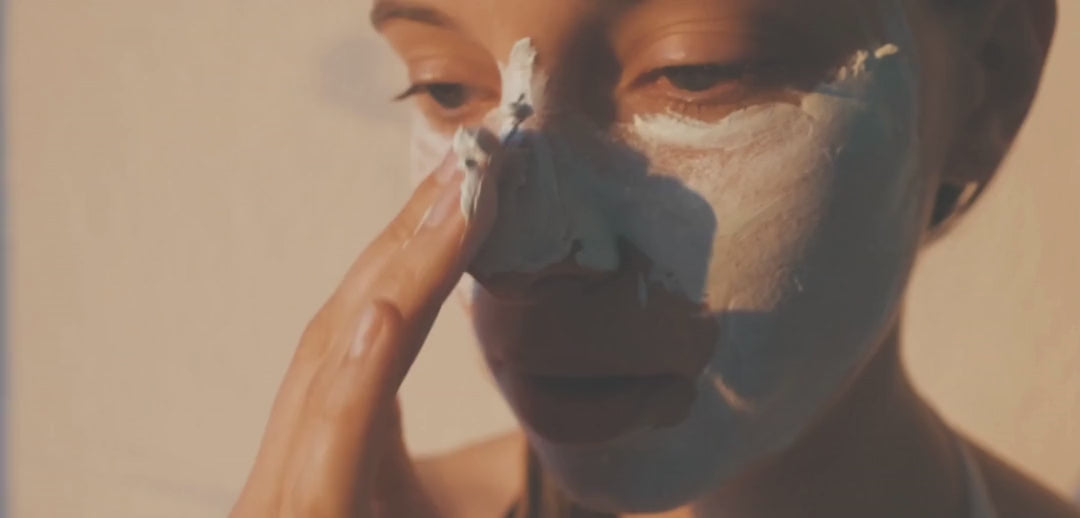 Maschera viso antiage applicata da una donna durante la skincare per una pelle compatta, elastica e giovane