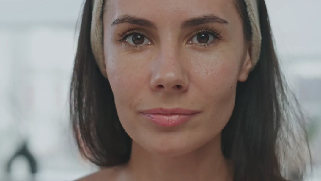 Crema viso antiage applicata su pelle matura per un effetto liftante e tonificante