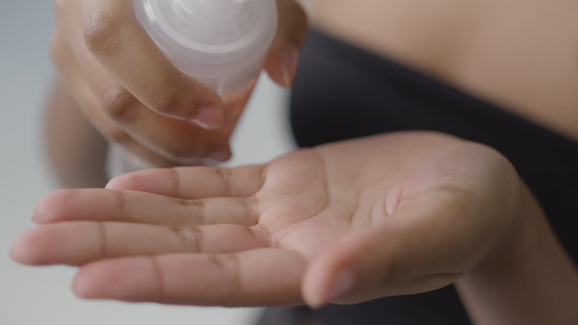 Mousse detergente viso applicata su una mano, per una detersione profonda e delicata della pelle