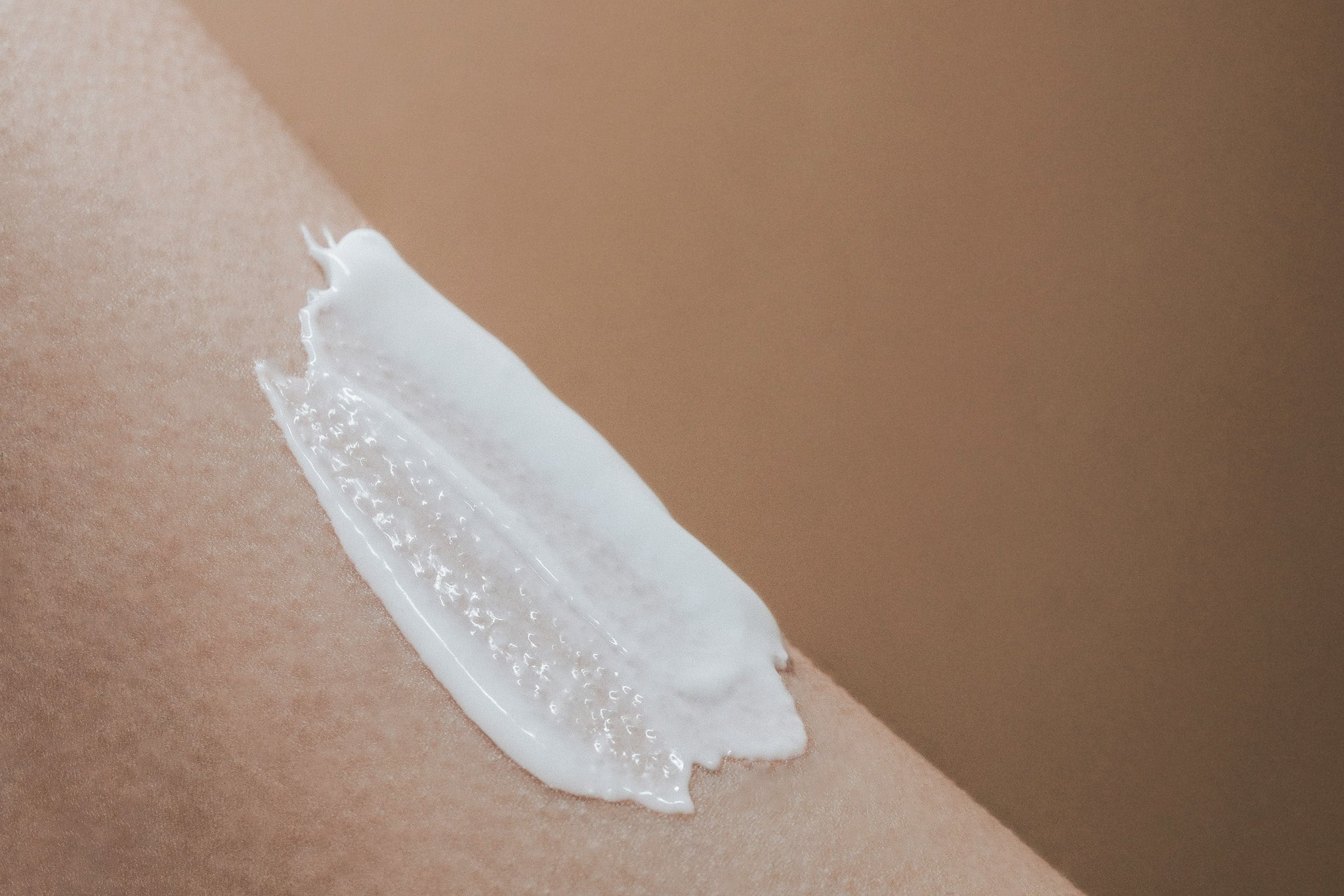 Texture morbida e setosa di una crema idratante sulla pelle dalle alte prestazioni