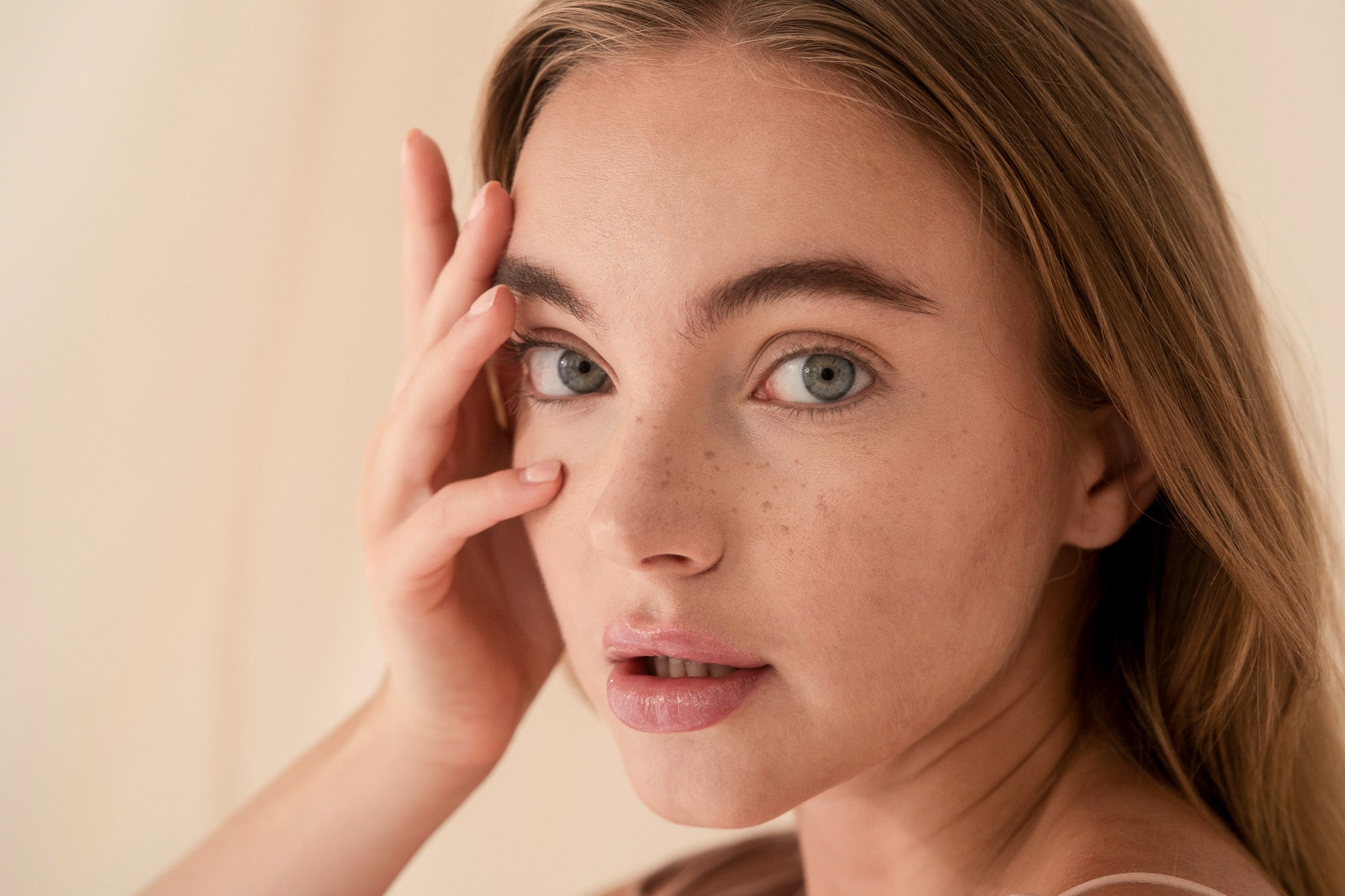 Ragazza con pelle sana e luminosa che scopre i vantaggi della beauty newsletter