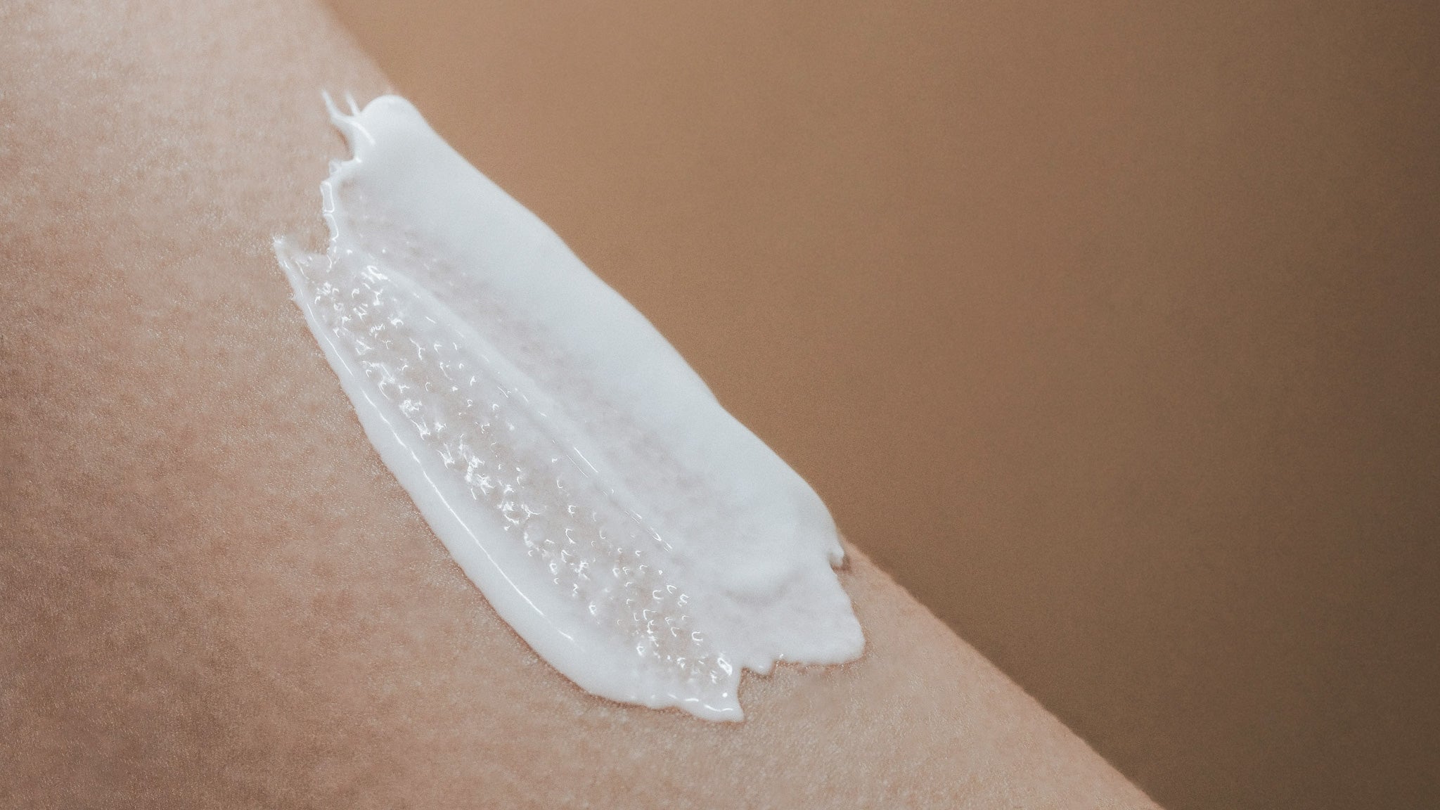 Idratazione della pelle con crema viso applicata in primo piano