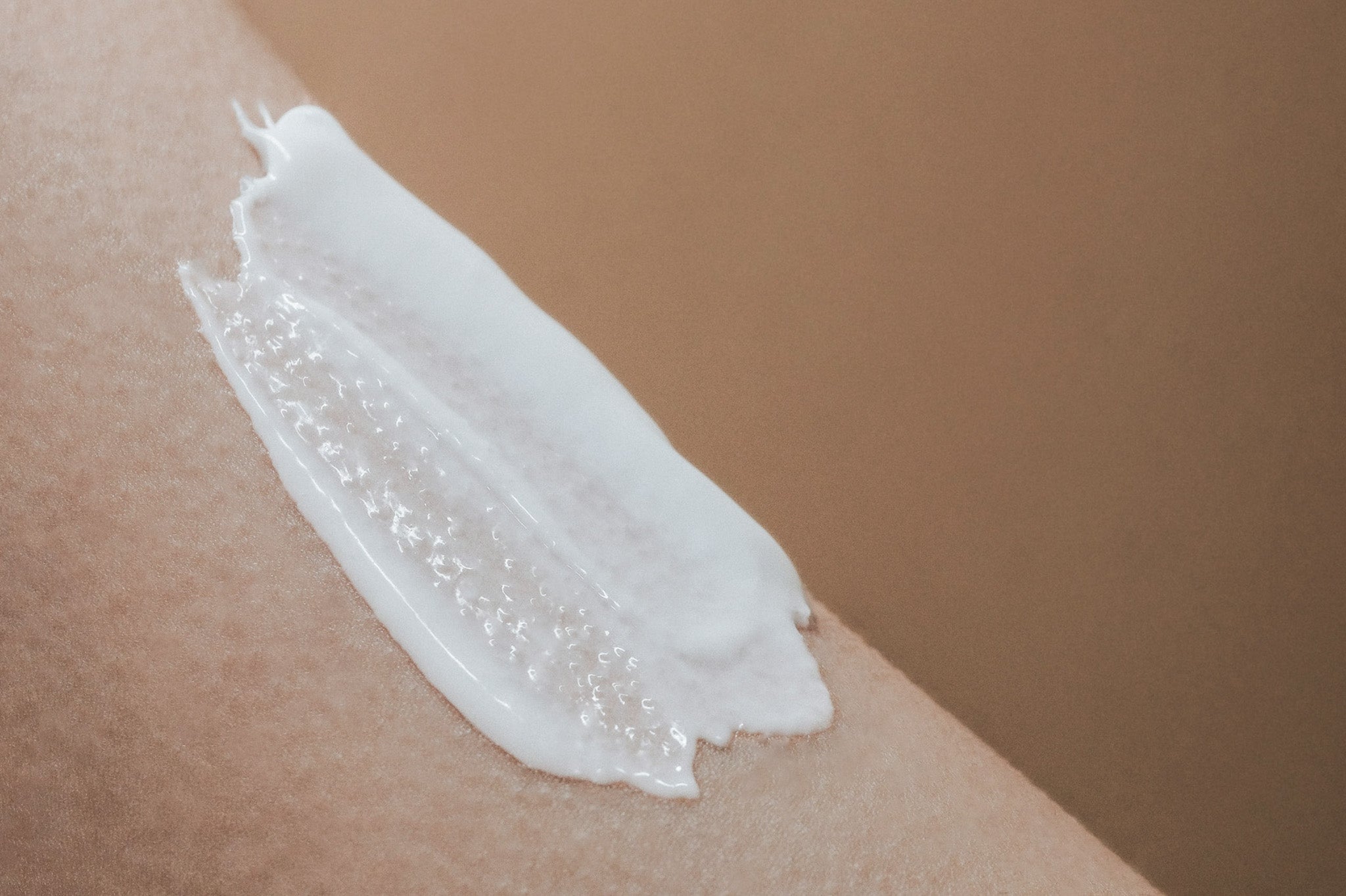 Idratazione della pelle con crema viso applicata in primo piano