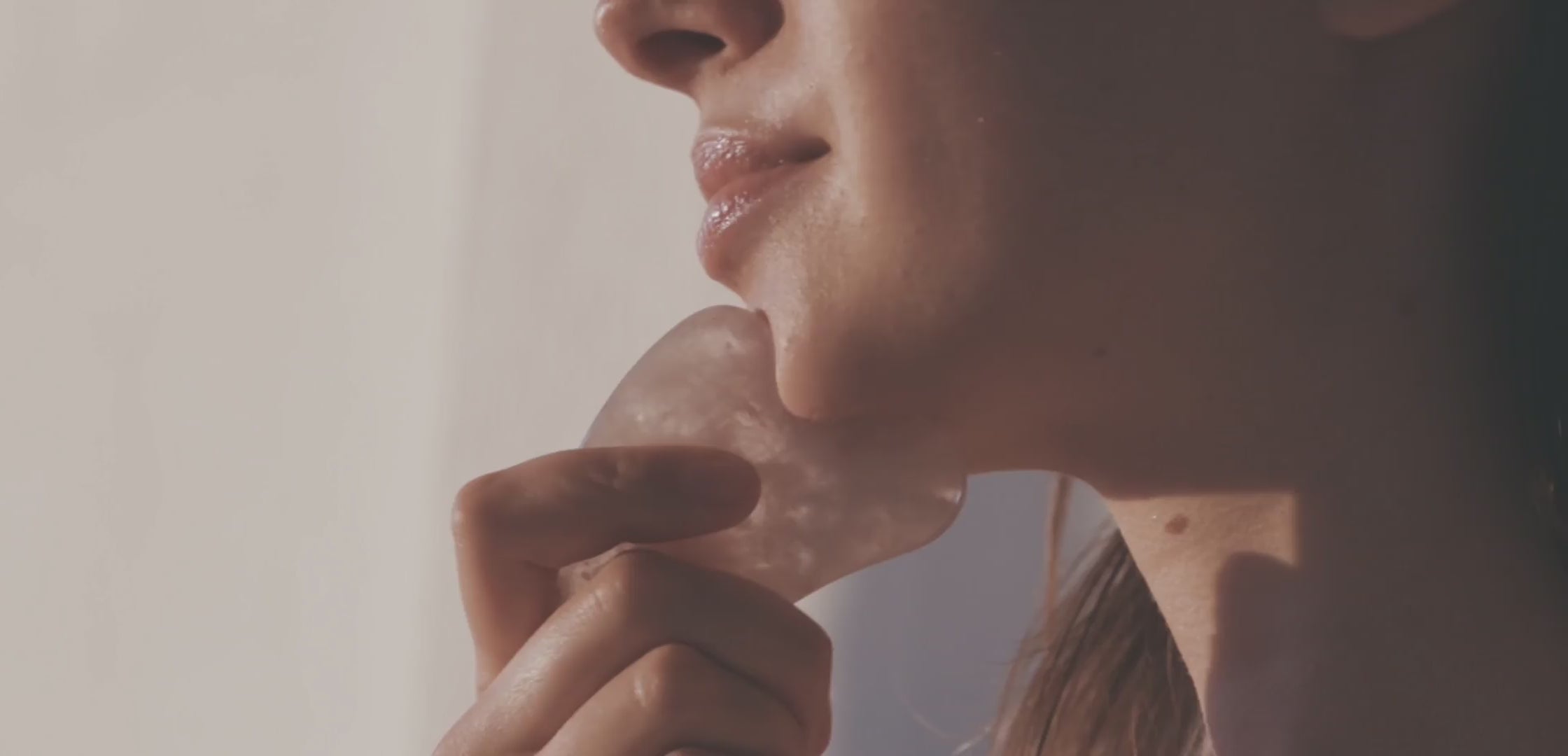 Skincare routine eseguita da diverse donne con cosmetici a base di ingredienti naturali