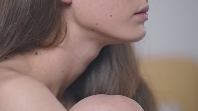 Donne che si prendono cura della pelle con creme e sieri di bellezza premium per viso e corpo, primi piani di pelle morbida e luminosa