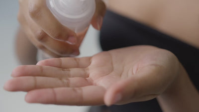 Mousse detergente viso applicata su una mano, per una detersione profonda e delicata della pelle