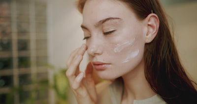 Skincare routine eseguita da diverse donne con sieri e creme idratanti e nutrienti